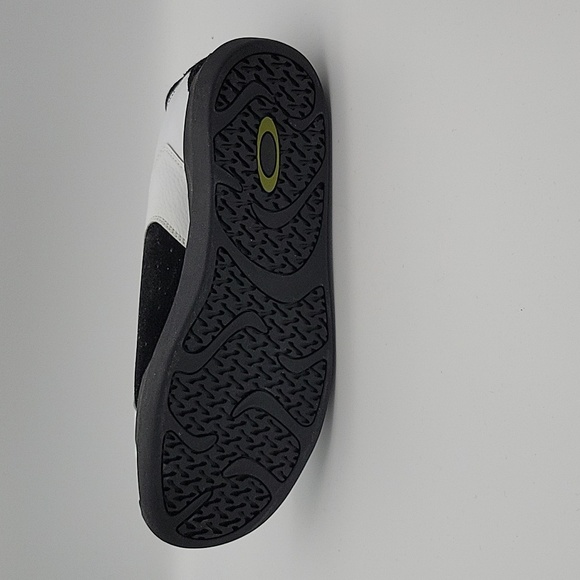 Oakley Shoes Men's 10.5 black and white! Never been worn! - Picture 7 of 12